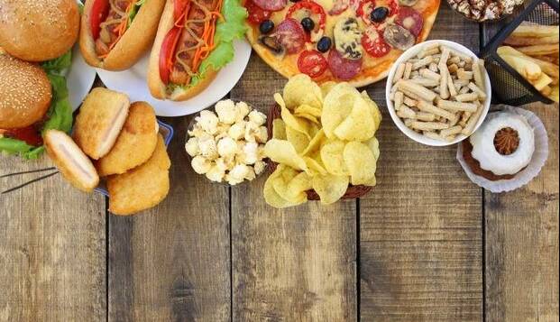 غذاهای فوق فرآوری شده می‌توانند باعث پرخوری در نوجوانان شوند