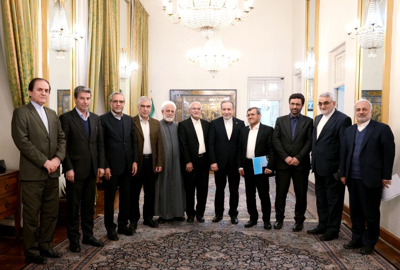 نشست عراقچی با جمعی از نمایندگانی که سابقه فعالیت در دستگاه دیپلماسی داشته‌اند