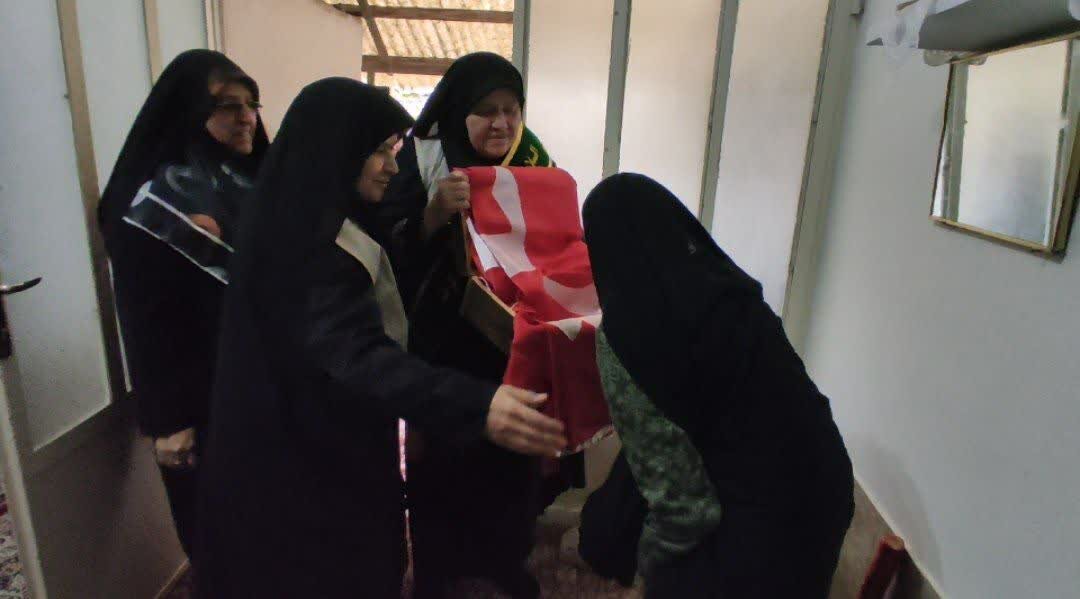 به رسم روز مادر، دختران امام رضایی به دیدار مادران شهدا رفتند