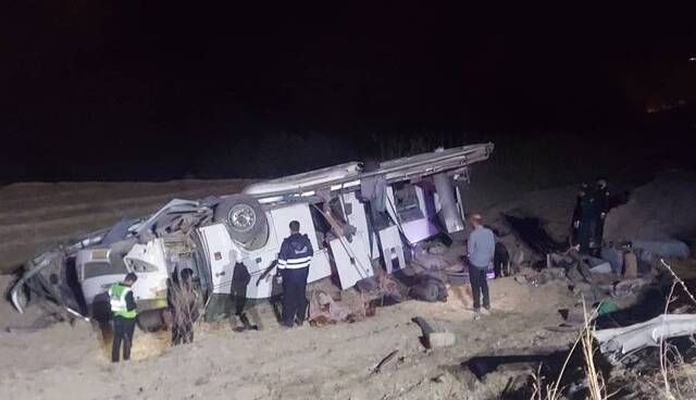 واژگونی اتوبوس۱۳ مصدوم برجای گذاشت