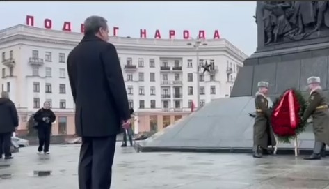 اهدای تاج گل توسط عراقچی به یاد کشته شدگان جنگ جهانی دوم در مینسک