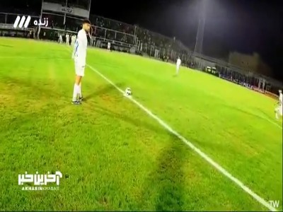 نمایی از شروع بازی  خیبر و استقلال در نیمه دوم از زاویه دوربین نصب شده روی لباس داور