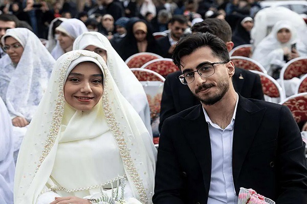 صحنه‌ای از عشق و امید در قلب انقلاب