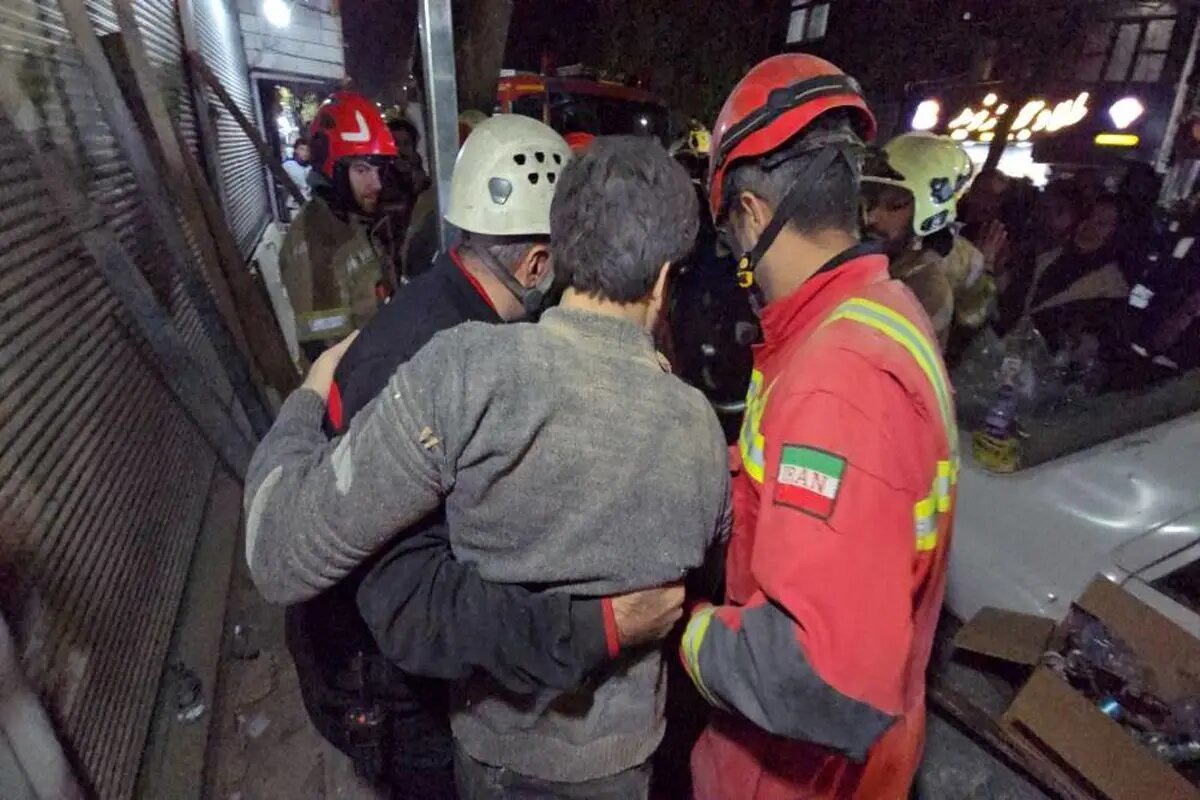 لحظه نجات چند نفر از ساکنان یک ساختمان ۳ طبقه توسط نیروهای آتش‌نشانی