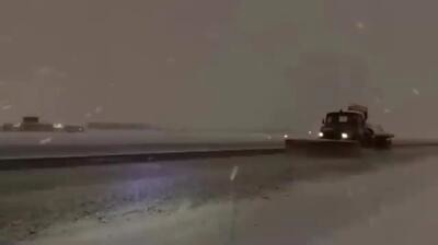 وضعیت فرودگاه مشهد در شب برفی