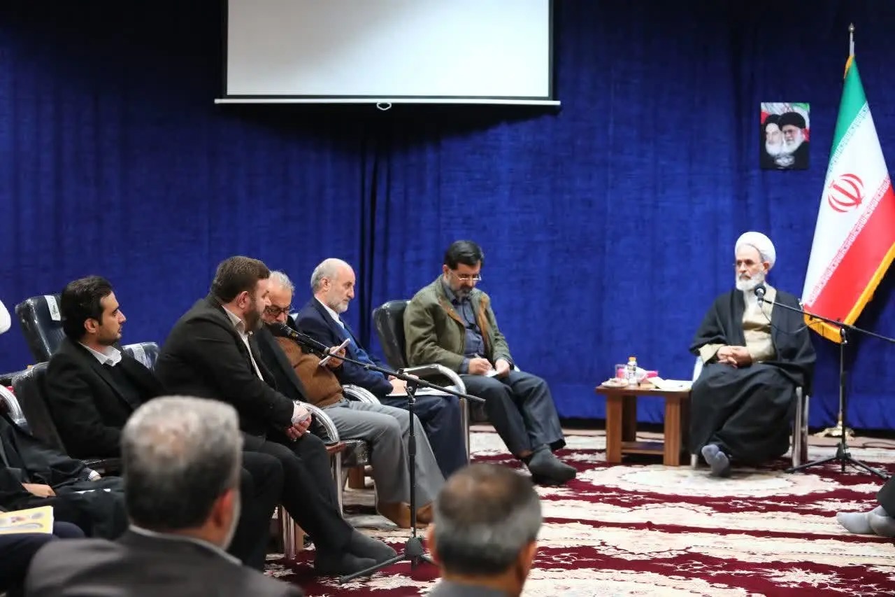 استاندار قم، معاونین ومدیران استان با آیت الله اعرافی دیدار کردند.