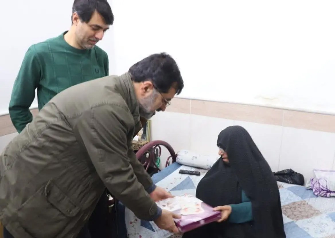 شب یلدای استاندار قم در کنار خانواده‌های معظم شهدا