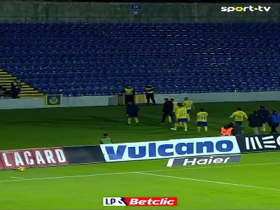 عشق بی‌نهایت به فوتبال، تک‌و‌تنها؛ سفر ۱۴۰۰ کیلومتری هوادار آروکا به اقیانوس اطلس!