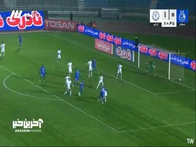 شوت حردانی خطرناک از بالای دروازه گل گهر به بیرون رفت