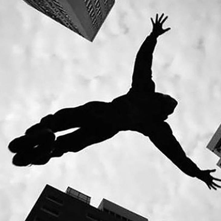 سقوط مرگبار یک دختر جوان از طبقه هشتم