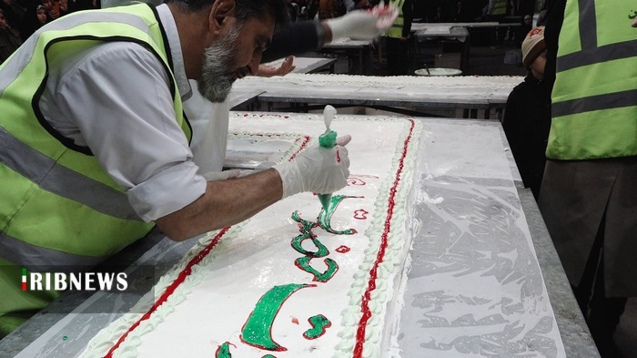 پخت و توزیع کیک میلاد ۷۰ متری در قم