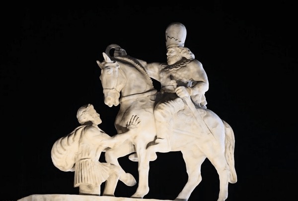 مجسمه والرین به فرودگاه مهرآباد رسید