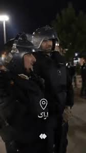 عکس دختربچه اراکی با باتوم پلیس