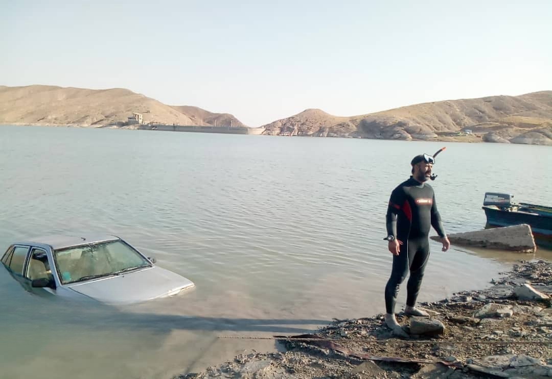 سقوط یک خودرو به داخل سد مهاباد؛ راننده جان باخت