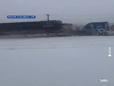 برخورد قطار با کامیون گرفتار در ریل