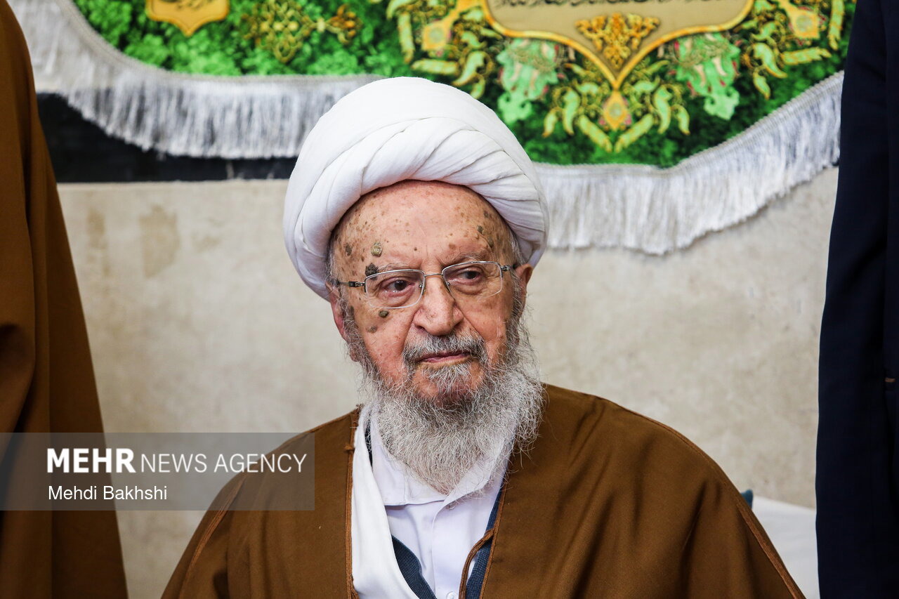 آیت‌الله مکارم شیرازی: ایمان به منجی، ضامن پایداری امت اسلامی است