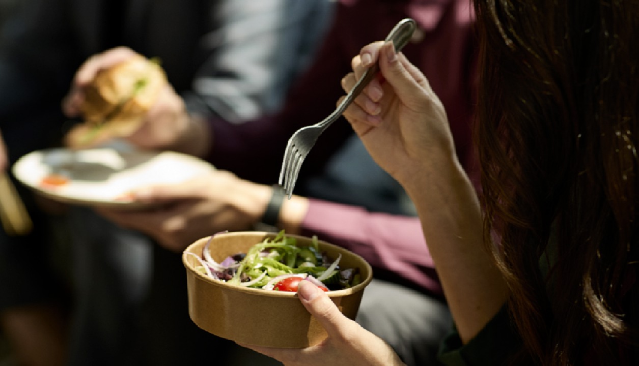 اشتباهات رایج در خوردن که فواید غذا را کاهش می‌دهند