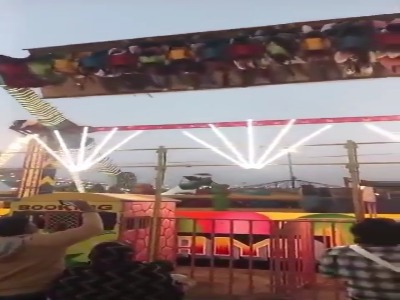 سقوط مرگبار وسیله بازی یک شهر بازی در هند