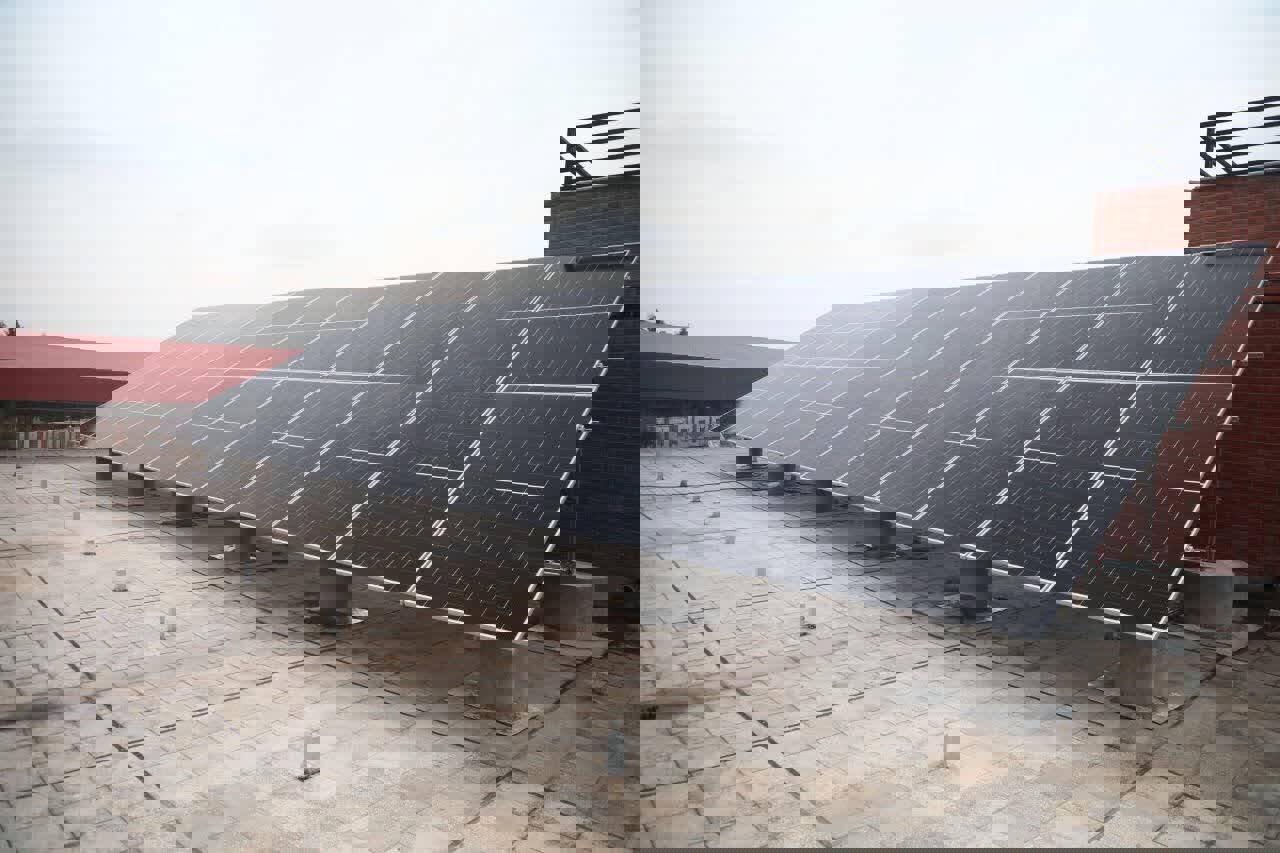 بهره‌برداری همزمان از نیروگاه‌های خورشیدی ادارات قم با ظرفیت یک مگاوات