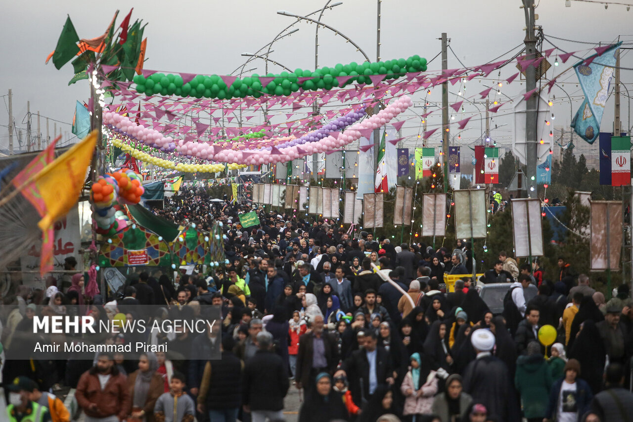 پیاده روی زائران در روز نیمه‌شعبان به سمت مسجد جمکران