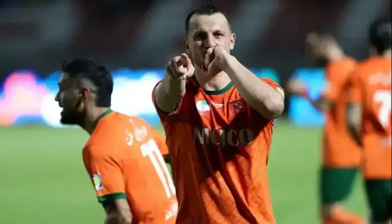 مهاجم سابق استقلال کفش طلا پوشید!