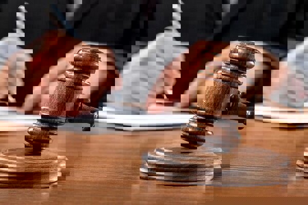 تشکیل پرونده قضایی برای یک مداخله‌گر در امور پزشکی در قم