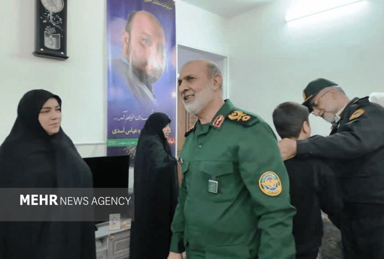 دیدار معاون سیاسی دفتر مقام معظم رهبری با خانواده شهید اسدی در قم