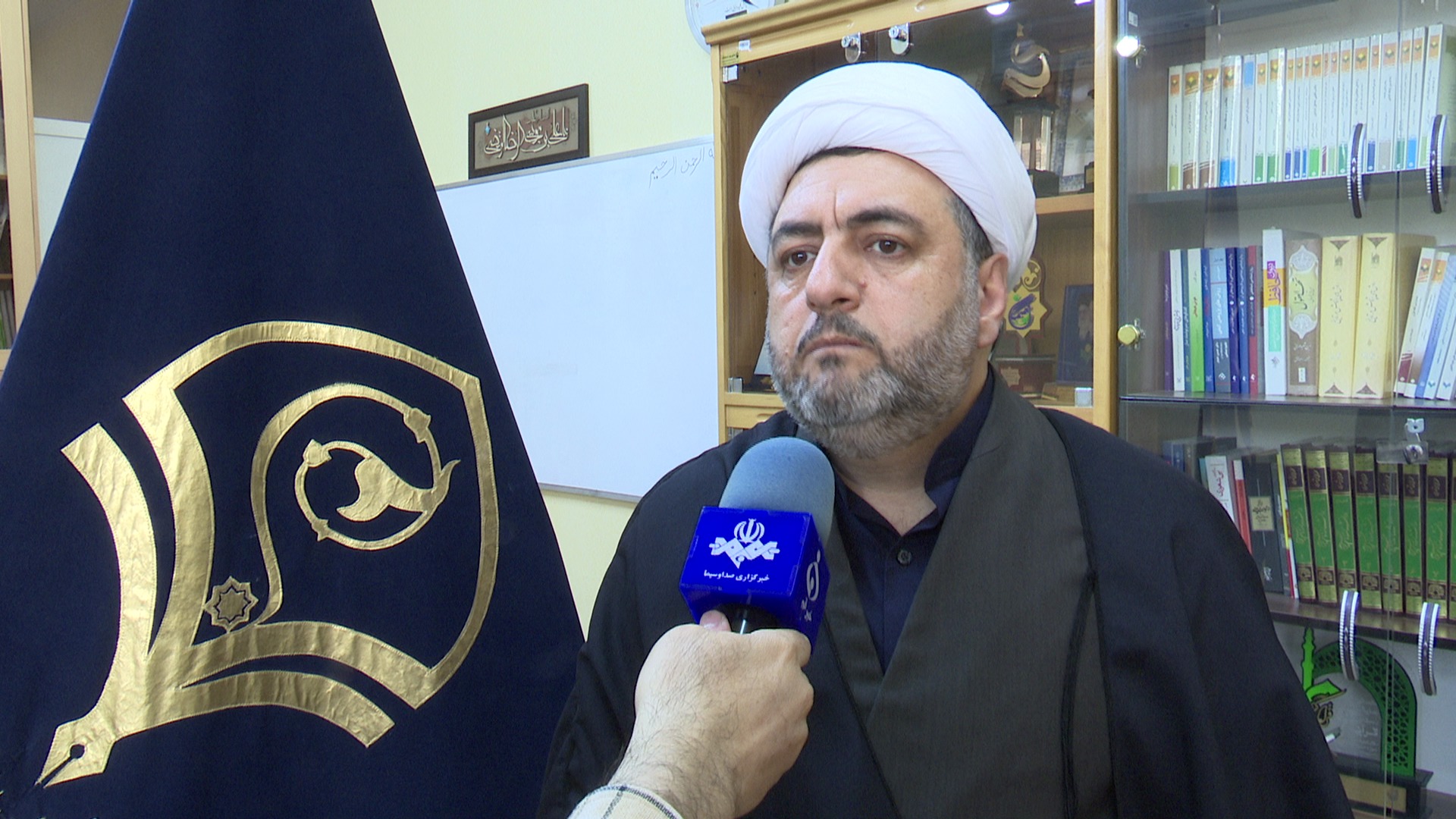 سوالات دینی خود را از طریق تلفن ۰۹۶۴۰۰ بپرسید