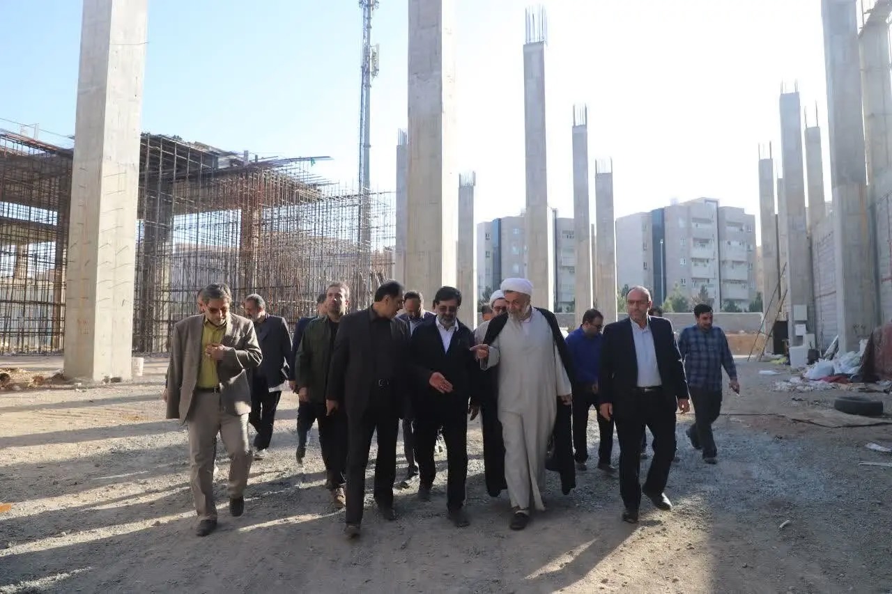 بازدید میدانی بهنام‌جو استاندار قم از مراحل ساخت مصلای پردیسان