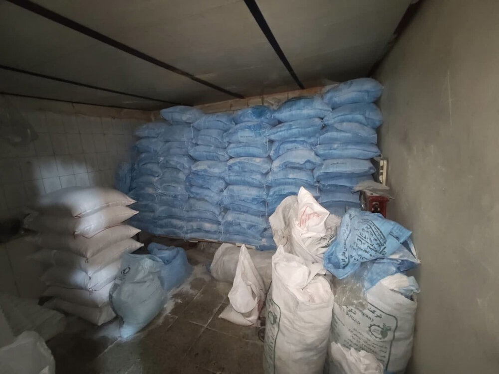 شناسایی انبارهای متخلف در قم و توقیف کالاهای قاچاق در گشت مشترک بازرسی