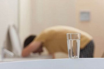 با مسمومیت گوارشی چه کنیم؟ علائم مسمومیت در بزرگسالان و کودکان