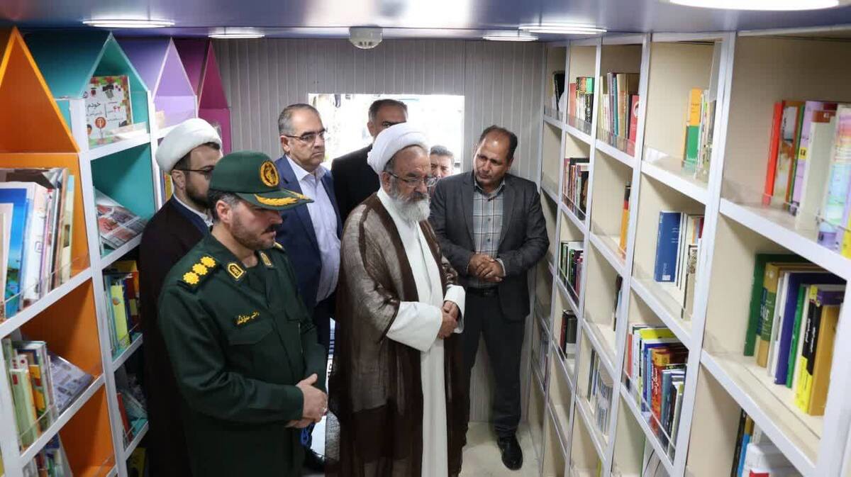 بازدید آیت‌الله پورمحمدی از کتابخانه سیار مرند