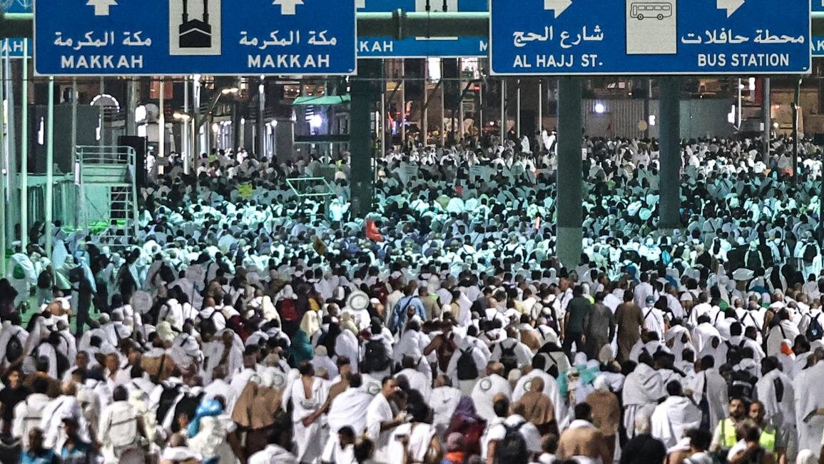 حجاج نخستین روز عید قربان را با رمی شیطان آغاز کردند