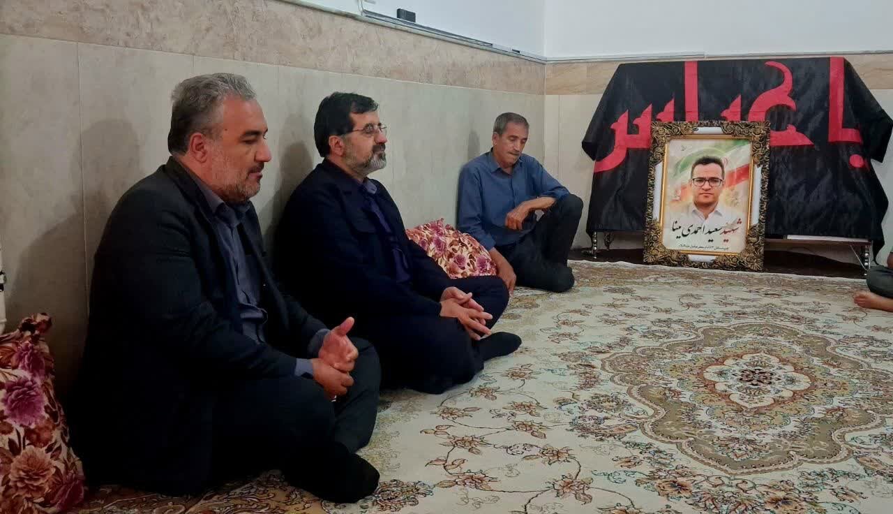 دیدار استاندار قم با خانواده شهید احمدی‌مینا از شهدای جنگ رمضان