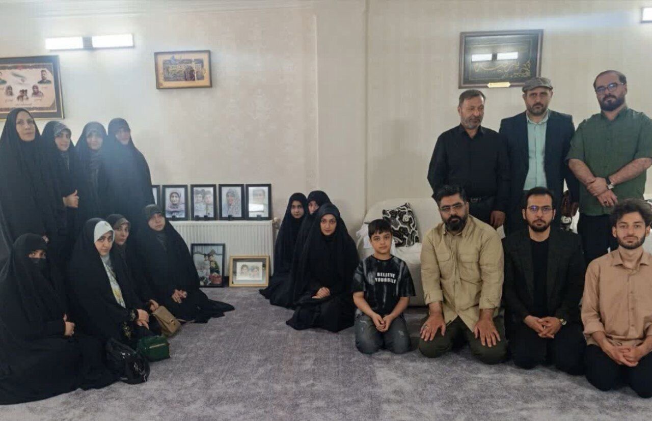 محفل شاعران قمی در منزل خانواده شهیدان رسولی برگزار شد