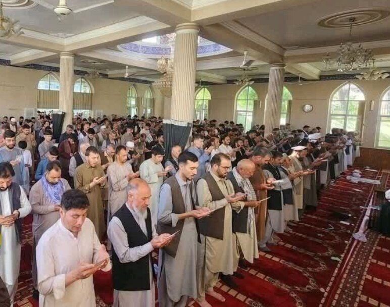 عکس خبری | اقامه نماز عید سعید قربان در مسجد جامع صاحب‌الزمان(عج) افشار کابل