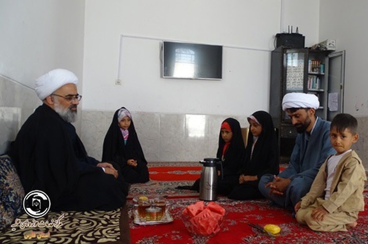 تکریم مدیرکل مرکز خدمات حوزه علمیه فارس از خانواده طلاب پرجمعیت