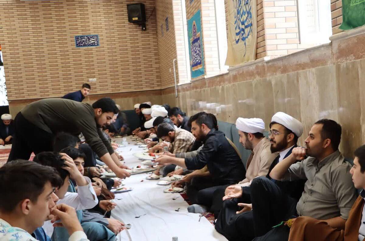 سفره اطعام غدیر در حوزه علمیه حضرت امیرالمؤمنین برپا شد