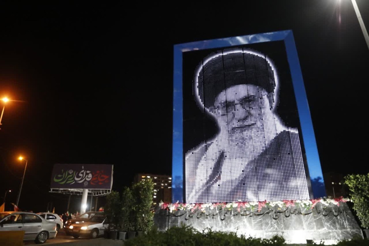 رونمایی از بزرگ‌ترین المان شهری رهبر شهید در قم