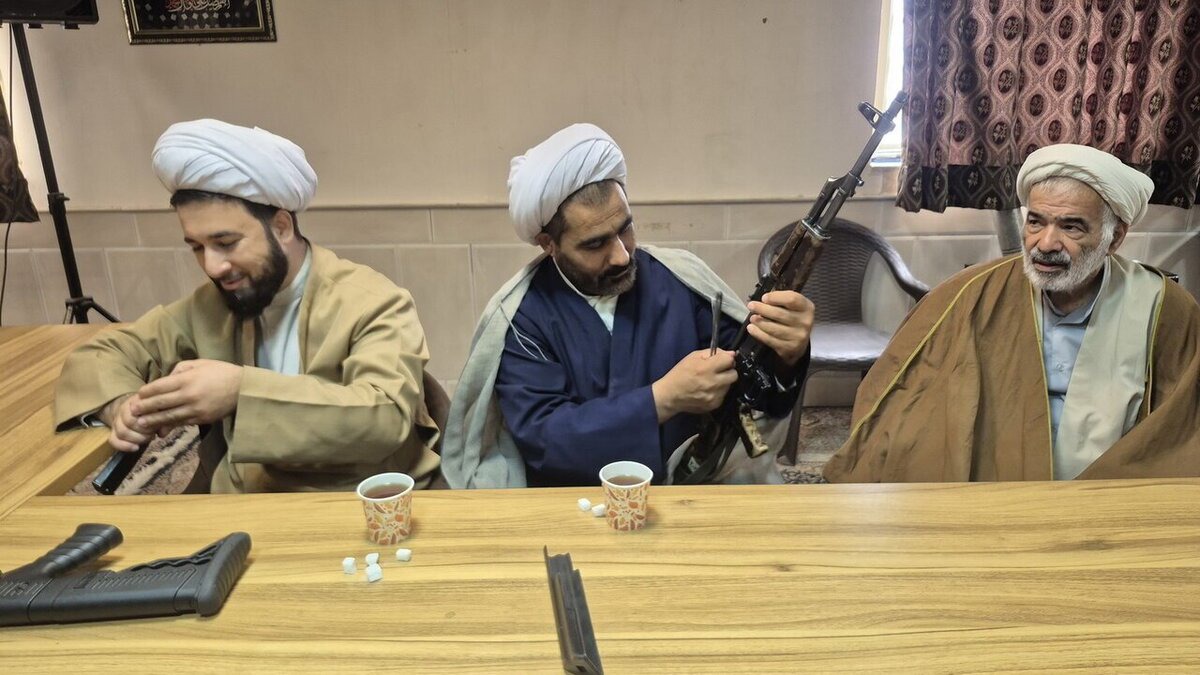اساتید مدرسه علمیه مرحوم آیت‌الله مصطفوی کاشان آموزش نظامی را فرا گرفتند