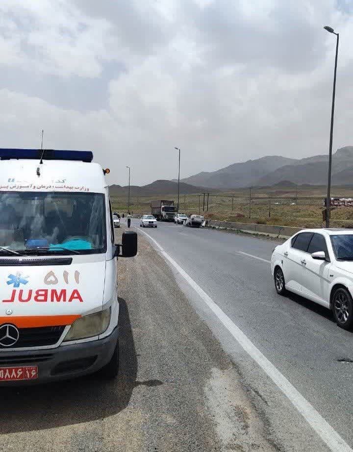 واژگونی پژو در اتوبان تهران قم با ۳ مصدوم