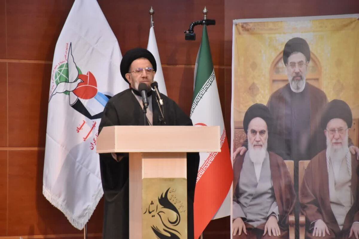 شهدا چراغ راه وحدت و مقاومت ملت ایران هستند