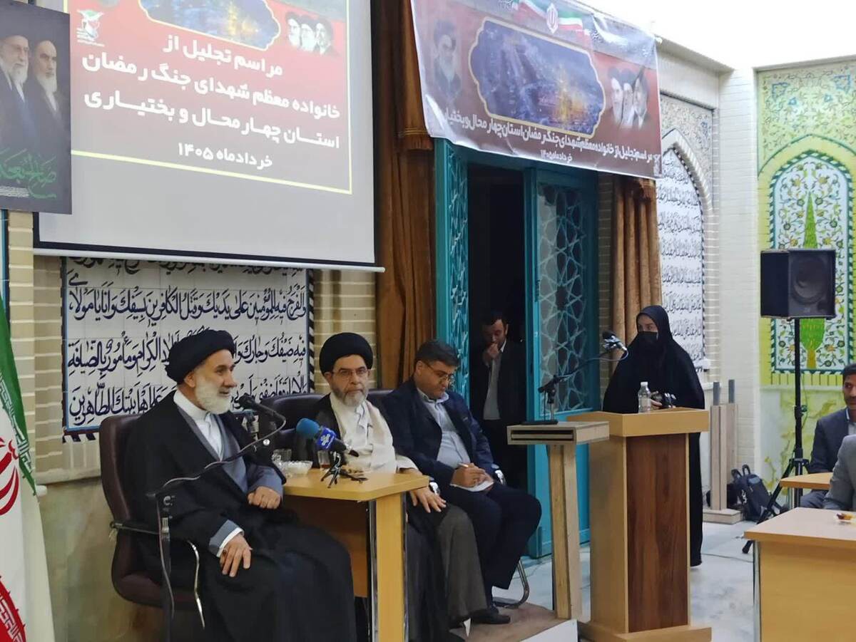 دیدار نماینده آیت‌الله سیستانی با خانواده شهدای جنگ رمضان در چهارمحال و بختیاری+ عکس
