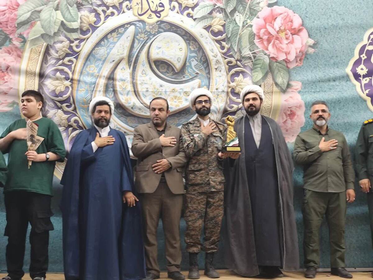 اهدای نشان «مشت گره کرده» امام شهید به قرارگاه امام سیدمجتبی خامنه‌ای در قم
