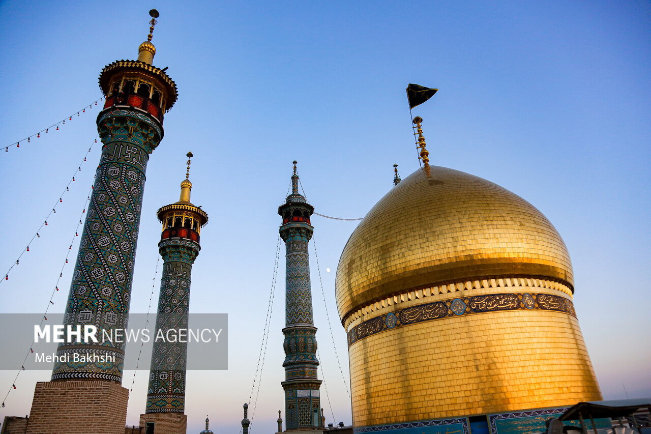 پرچم سوگواری سیدالشهدا(ع) بر فراز گنبد حرم بانوی کرامت برافراشته شد