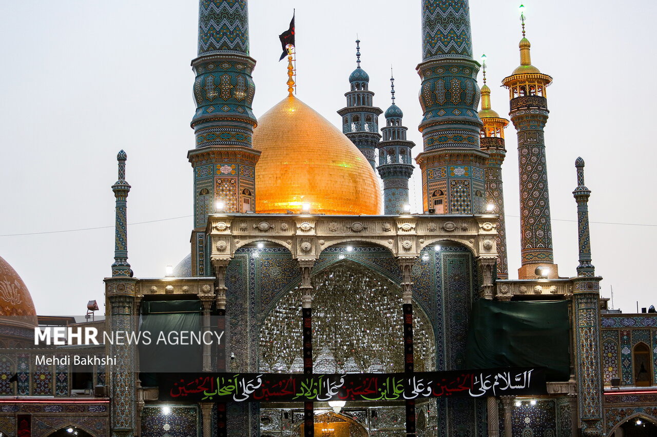 برافراشتن پرچم حسینی بر فراز گنبد حرم حضرت معصومه(س)