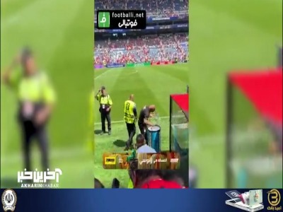 حرکت تحسین‌ برانگیز مربی مصر؛ آب‌ رسانی به هواداران در گرمای مسابقه