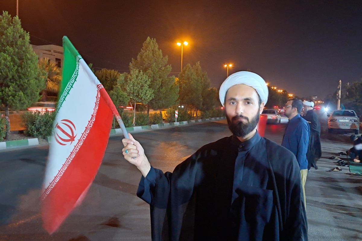 پرچم جمهوری اسلامی نماد توحید، هویت جمعی و گفتمان مقاومت است