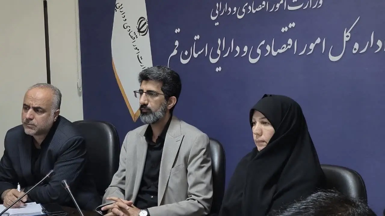 بررسی راهکارهای حمایت از سرمایه‌گذاران خارجی در استان قم