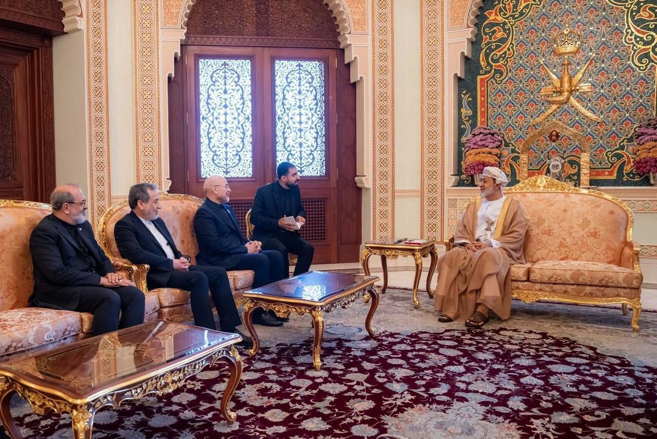 لحظاتی از دیدار قالیباف، رئیس هیئت مذاکره کننده ایران و سلطان عمان در مسقط